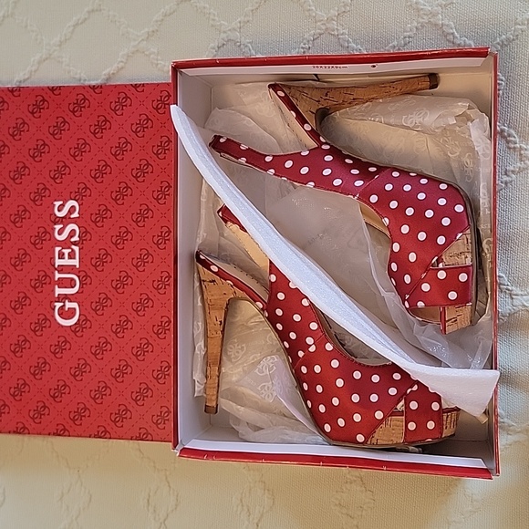 Womens 7.5 Guess red polka dot heels - Picture 6 of 7